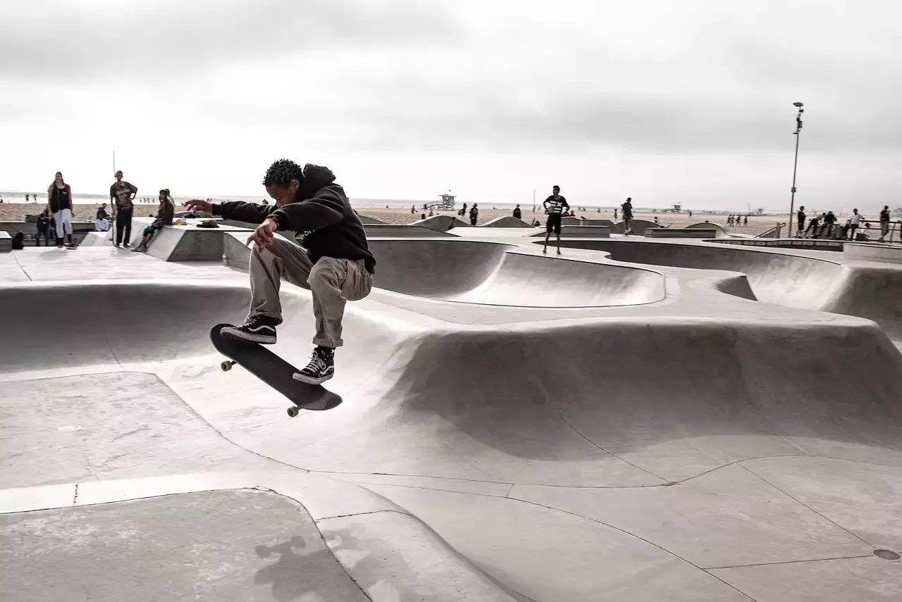 מהמתחילים למקצוענים: איך לשלוט ב- Ollies, Kickflips ו-Grinds